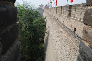 俯瞰古老城墙及周边景色