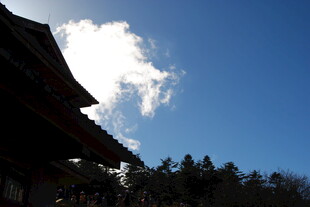 古建屋檐与蓝天云朵
