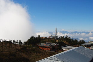 山顶云雾缭绕的村落景象