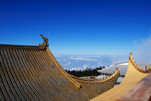 古建屋顶与蓝天美景