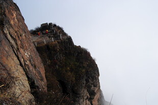 云雾缭绕的险峻山峰