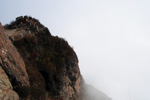 云雾缭绕的险峻山峰