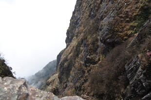 险峻山间景色
