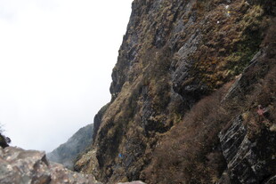陡峭嶙峋的山间崖壁