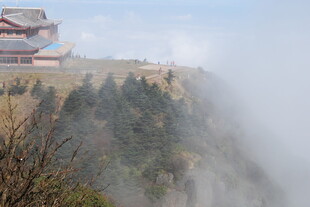 云雾缭绕的山间建筑景观