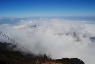 云海之上的壮美山景