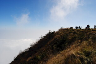 山顶人群赏景