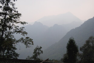 山间朦胧景致