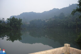 宁静湖畔山林倒影