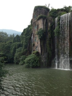 山间壮丽瀑布与周边美景