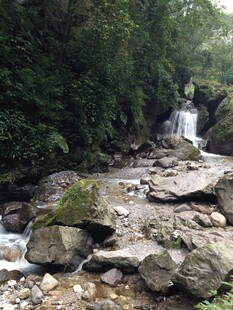 山间溪流与瀑布景观