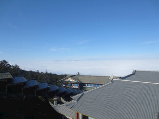 屋顶视角下的蓝天雪景