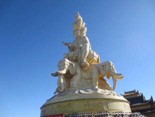 庄严大象驮佛像雕塑