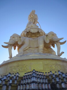 金顶大象驮佛像景观