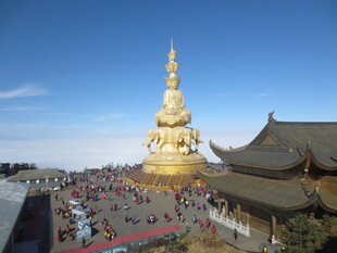 峨眉山金顶壮观佛教场景