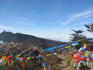 山间五彩经幡装点美景