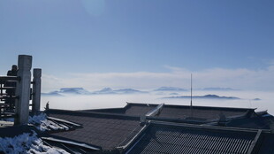 雪后屋顶与远处云海景观