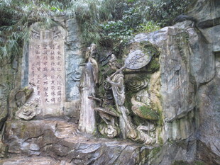 山林中的石刻与古朴雕像