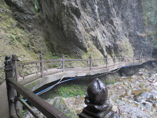 山间栈道伴溪流美景