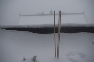 雪地中的双杆设施