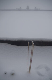 雪地中的三根香