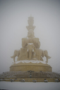 雪中大象雕塑景观