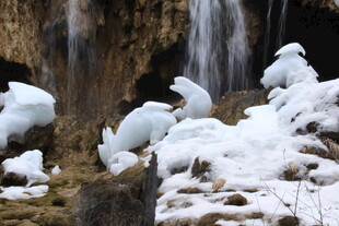 冬日冰雪覆盖的山间瀑布