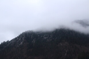 云雾缭绕的山峦