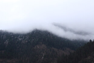 云雾缭绕的山峦美景