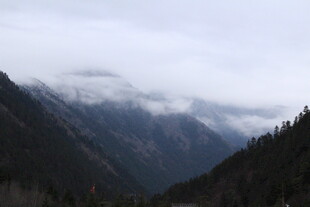 云雾缭绕的山间美景