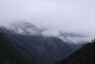 云雾缭绕的山间美景