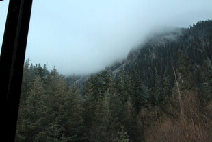 车窗视角的山林云雾景