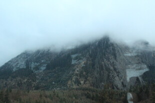 云雾缭绕的巍峨山峰
