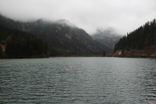 云雾缭绕的静谧山水湖景