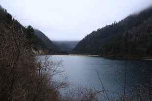 山间静谧湖泊景色