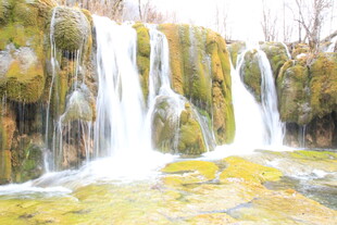 山间秀丽瀑布景观