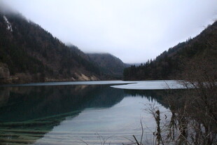 静谧山水间的幽蓝湖泊