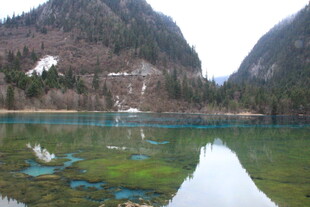 山间碧绿湖水风景如画