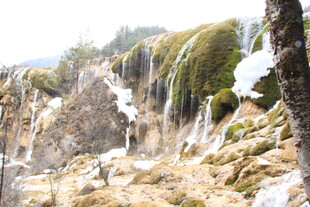 壮观的山间瀑布景观