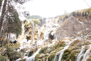 山间冰雪覆盖的壮丽瀑布