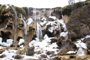 冬日冰雪覆盖的壮美瀑布