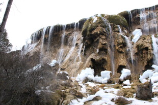 冬日冰雪覆盖的壮观瀑布