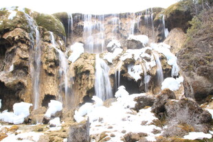 冬日冰封瀑布壮丽景观