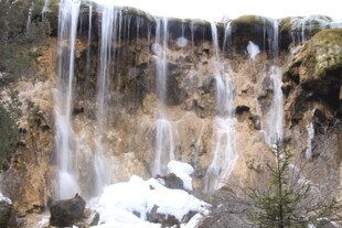 山间冰雪覆盖的壮丽瀑布