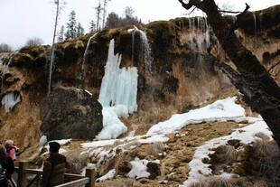 山间冰瀑景观 游客赏景