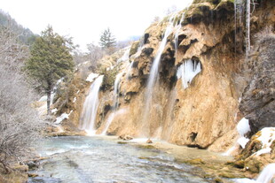 冬日山间瀑布溪流美景