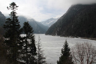 山间静谧湖泊美景