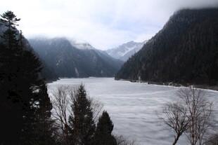 雪山环绕的静谧冰封湖泊