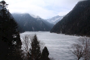 雪山下的静谧河谷