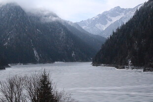 冬日冰封的山间湖泊美景